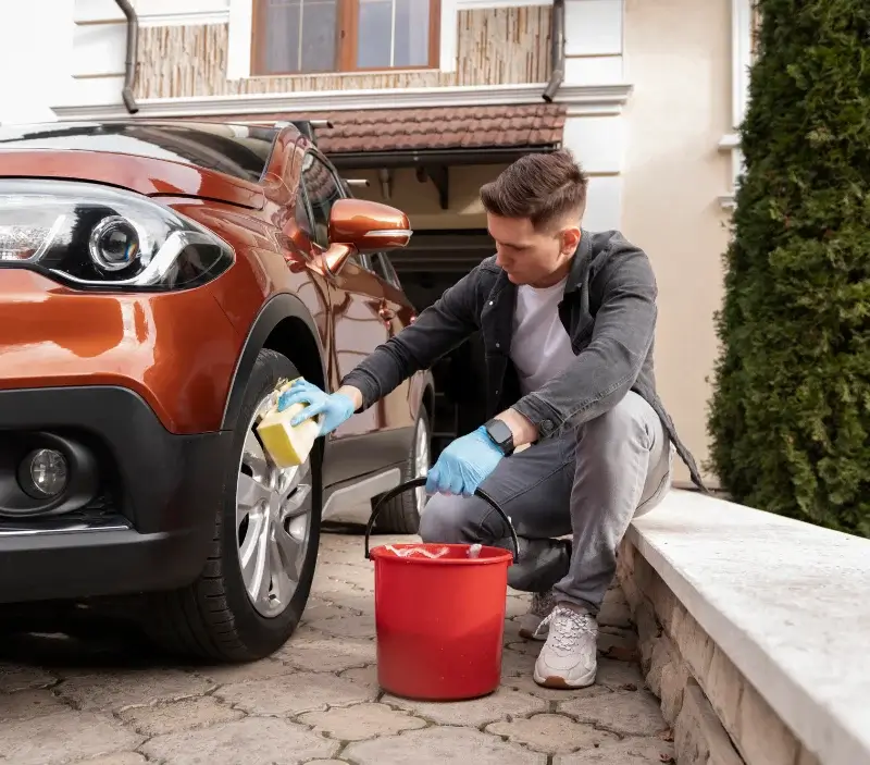 Lavage auto à domicile Saint-Médard-de-Guizières : professionnel intervenant sur un véhicule